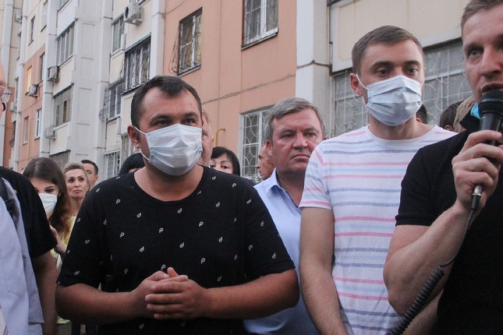 На фото слева - пострадавший во время инцидента со стрельбой в Северном лесу.