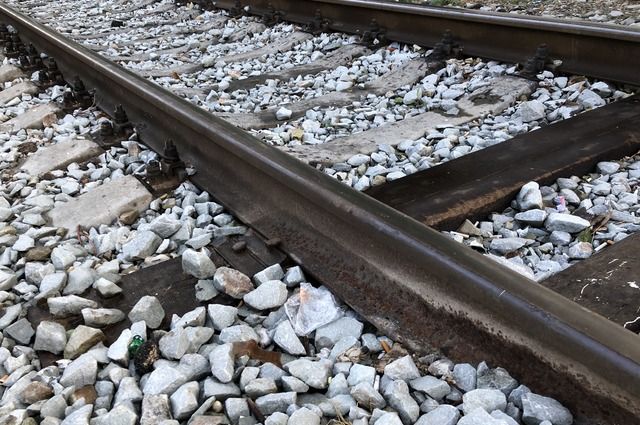 Поезд, следовавший в Севастополь, сбил человека в Тверской области