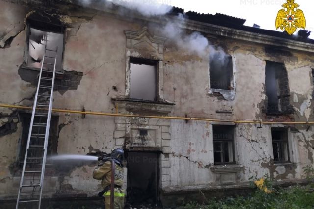 В Барнауле сгорел аварийный дом