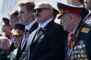 2020 год. Президент Белоруссии Александр Лукашенко с сыном Николаем (в центре) во время военного парада в ознаменование 75-летия Победы в Великой Отечественной войне 1941-1945 годов на Красной площади в Москве.