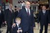 2010 год. Президент Белоруссии Александр Лукашенко с сыном Николаем принимает участие в голосовании на избирательном участке № 1 центрального района Минска. 