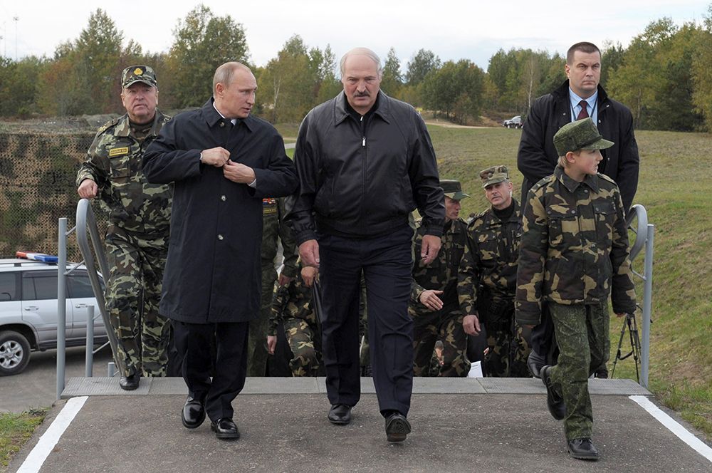 2013 год. Александр Лукашенко с сыном Николаем (слева направо на первом плане) на смотровой площадке полигона «Гожский», где проходит заключительная фаза совместных стратегических военных учений «Запад-2013». Слева президент России Владимир Путин, на втором плане — министр обороны Белоруссии генерал-лейтенант Юрий Жадобин.