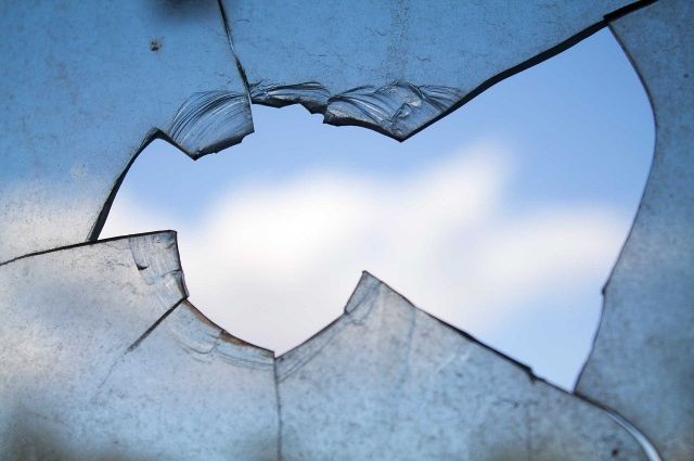 Житель Рыбинска из-за ссоры с женщиной разбил окно и поджег штору