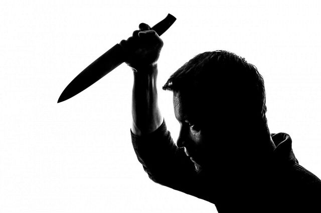 В Бийске пьяный муж администратора магазина «Аникс» ранил ножом покупателя