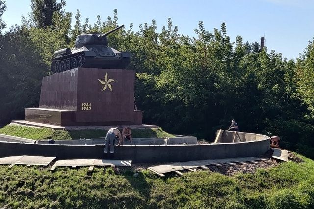 В Брянске приводят в порядок территорию около памятника танкистам