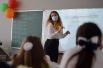 Учитель проводит классный час в школе №215 «Созвездие» в микрорайоне Солнечный в Екатеринбурге в День знаний.