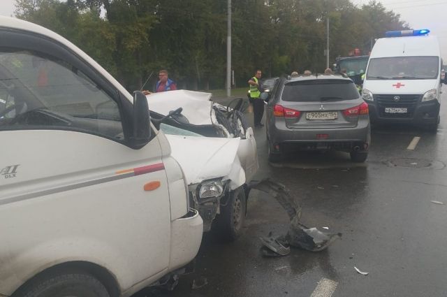 В Новосибирске водитель Mazda попал в больницу после ДТП с грузовиком