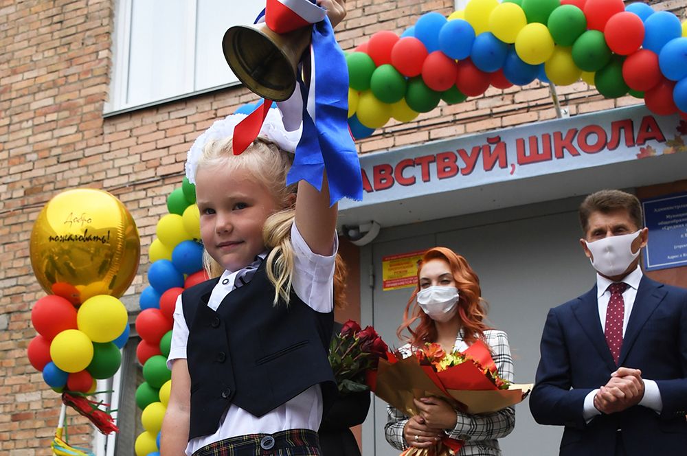 Праздничная линейка в филиале СОШ №82 во Владивостоке в День знаний. На заднем плане губернатор Приморского края Олег Кожемяко.