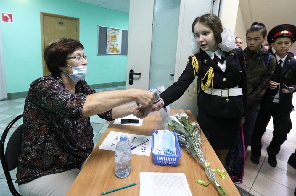 Измерение температуры на входе в московскую школу «Марьина Роща имени Орлова».