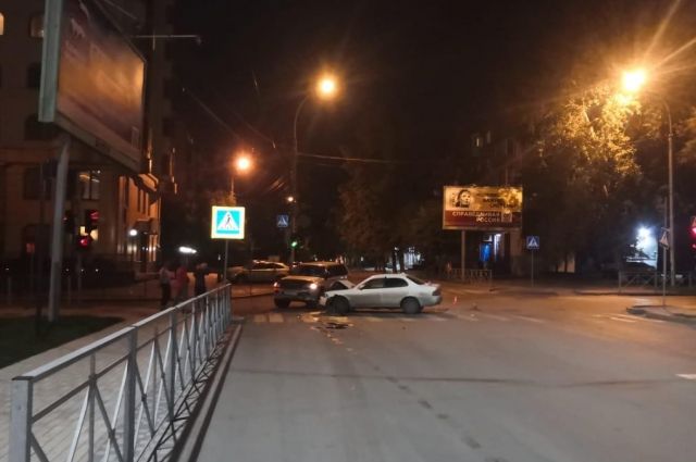 Подросток пострадал в ночном столкновении двух автомобилей в Новосибирске