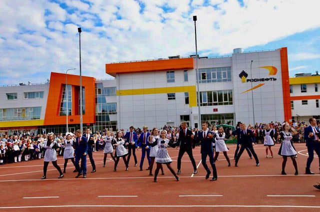 «Новая эра» для учеников. В Тулуне открылась школа, построенная «Роснефтью»