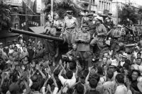 Дальневосточный фронт. Население китайского города Далянь встречает советских танкистов. 21 августа 1945 г.