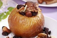 Печеные яблоки в духовке: рецепт полезного десерта