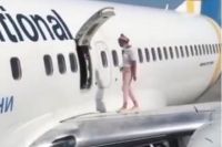 В Борисполе по крылу самолета гуляла женщина.