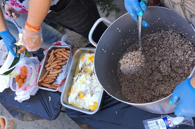Светлана вместе с волонтерами организует бесплатные обеды для бездомных людей.