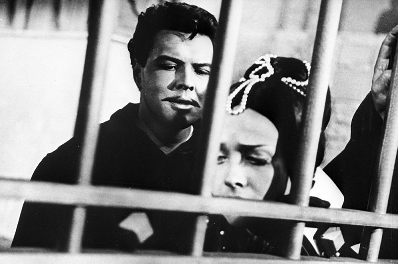 Ирина Печерникова в роли Донны Анны , Владимир Атлантов в роли Дона Жуана  в фильме «Каменный гость», 1968 год.