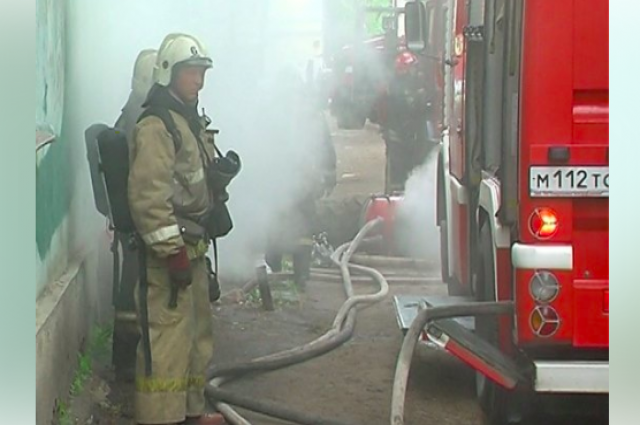 Пожарные потушили кирпичный дом в Петродворцовом районе