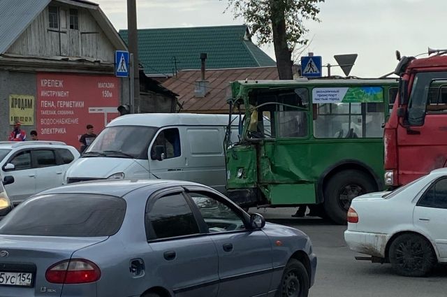 Появилось видео ДТП с участием троллейбуса и кроссовера в Новосибирске