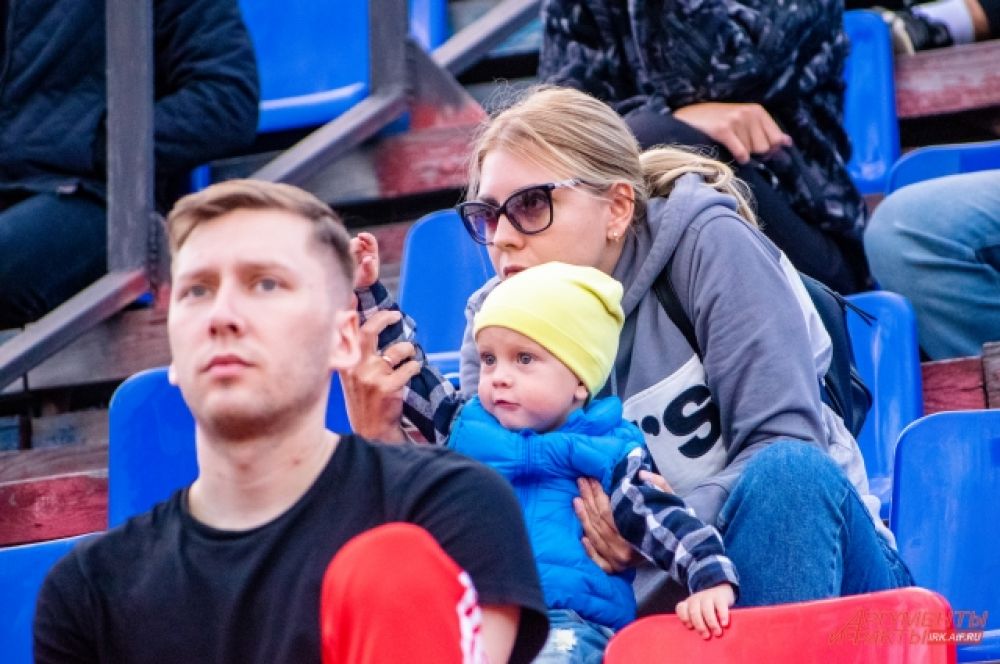 Эта игра стала первым матчем иркутского футбольного сезона, на который допустили зрителей.
