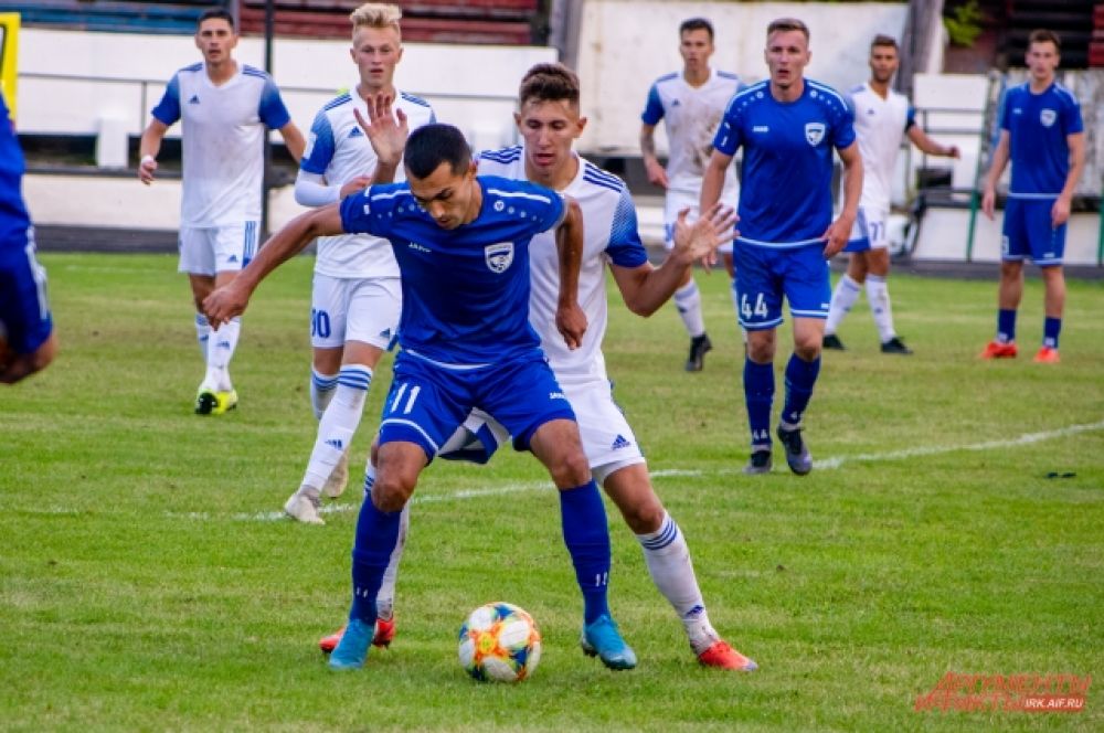 На поле встретились иркутский футбольний клуб «Зенит» и новосибирский клуб «Новосибирска».