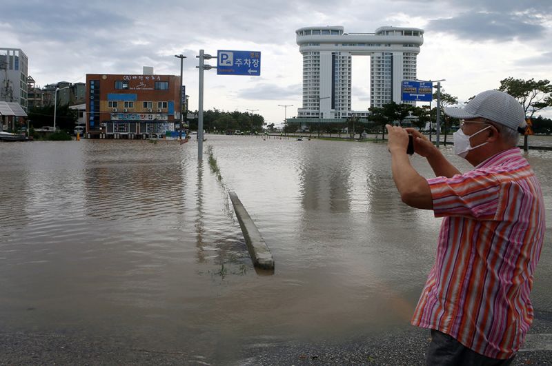 Затопленные улицы после тайфуна в городе Каннын.