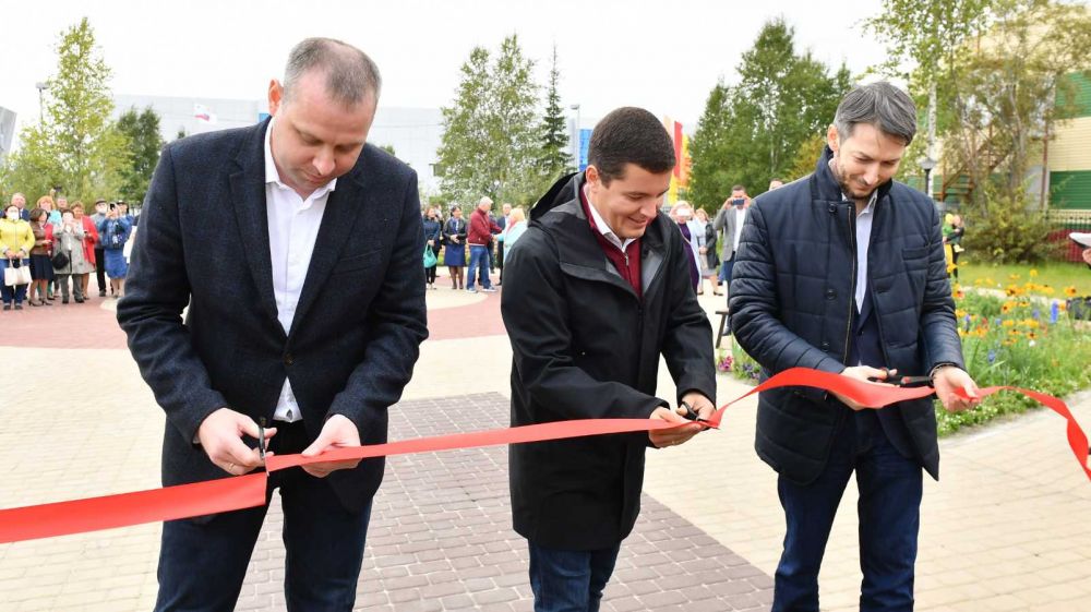 Открытие губернатором школы в Губкинском во время поездки по округу. 21.08.2020