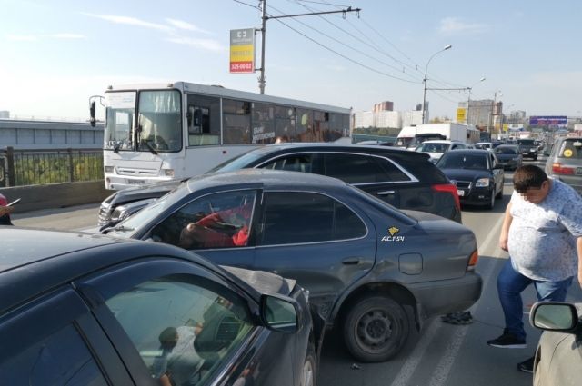 Из-за тройного ДТП на Октябрьском мосту в Новосибирске образовалась пробка