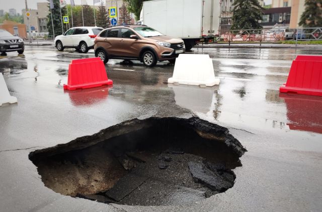 Жители улицы Герцена в Пскове латают дыры в асфальте самостоятельно