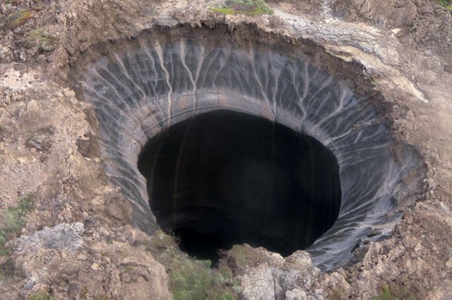 Вид на гигантскую воронку в Ямало-Ненецком автономном округе.