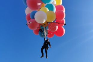 Американский иллюзионист поднялся в небо на воздушных шарах.