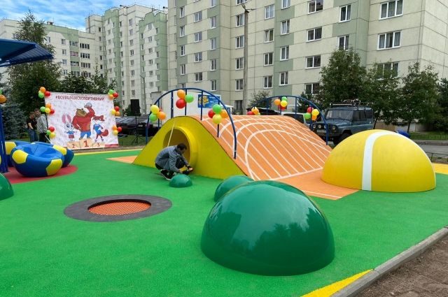 Беглов подарил жителям Ленобласти три детских площадки