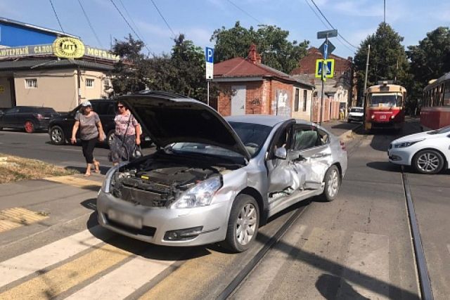 В центре Краснодара автомобиль влетел в трамвай