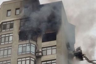 В Киеве мужчина вылез на кондиционер, спасаясь от пожара