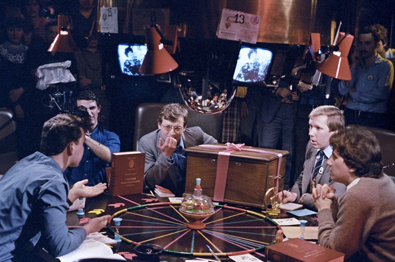 В 1977 году в «Что? Где? Когда?» появились команды из шести человек, дававших ответ на вопрос после минуты обсуждения методом «мозгового штурма». На фото: идет игра, 1985 год.