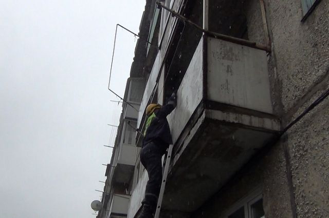 Спасатели попали в квартиру через балкон.