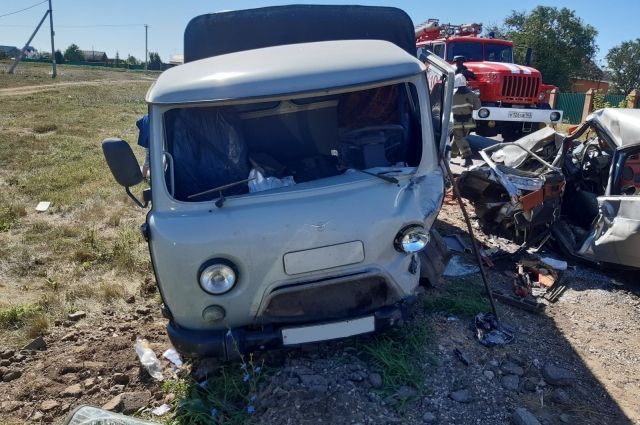 Под Самарой в жёстком ДТП ВАЗ-2109 с грузовым УАЗом пострадали 3 человека