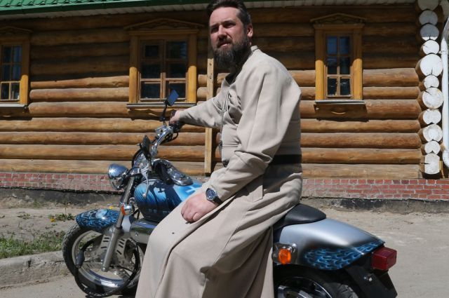 Челябинский священник устроился курьером и развозит пиццу на мотоцикле