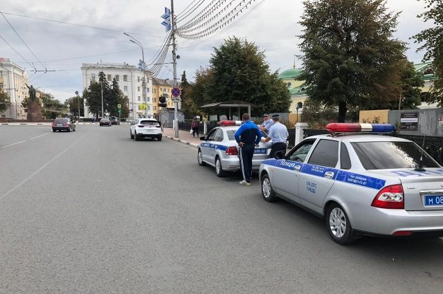В Рязани на площади Ленина сотрудники ГИБДД массово останавливают машины