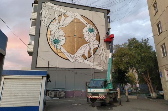 Художники украсили здание в рамках фестиваля уличного искусства «Крась».