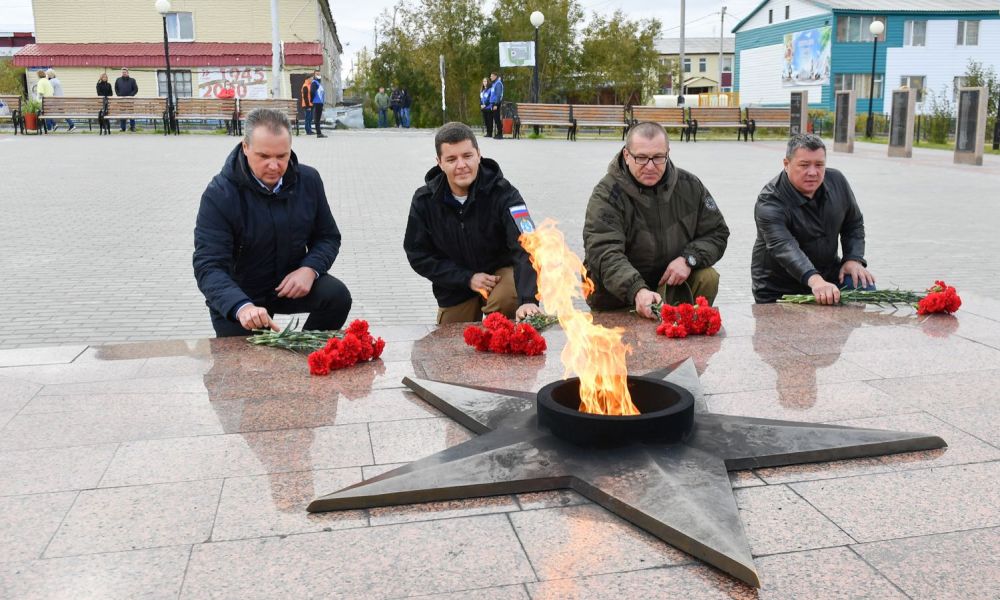 Дмитрий Артюхов возложил цветы к Вечному огню