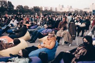 Места в зрительской зоне были организованы с соблюдением социальной дистанции.