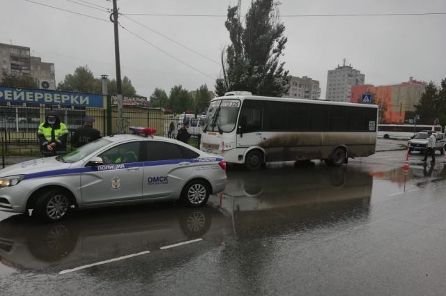 В Омске автобус № 335 насмерть сбил женщину
