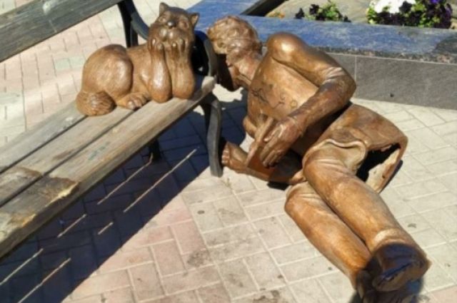 Орские вандалы сбросили со скамейки памятник Александру Пушкину. Теперь от парной композиции сотался один только кот ученый. 