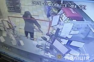 В Ужгороде 15-летний юноша с пистолетом ограбил АЗС