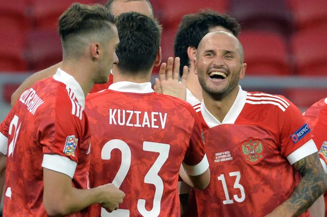Игроки сборной России радуются забитому голу в матче 2-го тура Лиги наций УЕФА между сборными Венгрии и России.