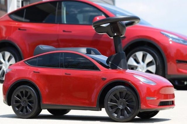 Создан игрушечный автомобиль Tesla для детей