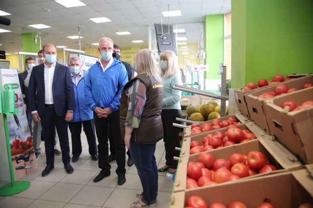 Сергей Морозов посетил супермаркет, где чуть не зарезали сотрудницу