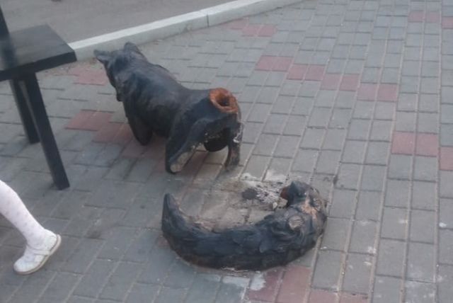 Повреждённая вандалами скульптура упала на ребёнка в Троицке