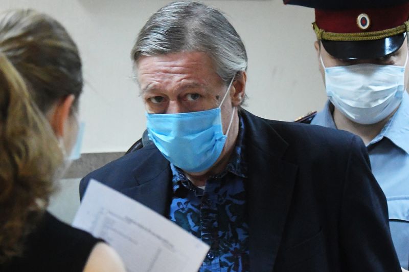 Актер Михаил Ефремов входит в здание суда.