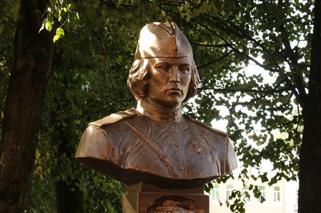 Памятник Марии Октябрьской открыли в Смоленске